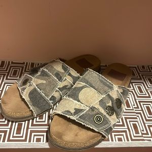 Blowfish size 10 slip on with camo buttoned enclosure
